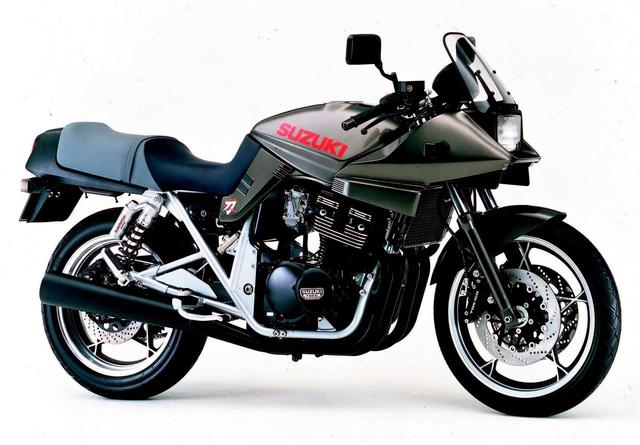 画像: ■ SUZUKI GSX400Sカタナ 1992年4月発売 1100カタナブームの到来により、先行発売されていた250に続き、ファンの熱いリクエストに応えて登場した中型モデル。エンジンには同社のレプリカモデルGSX-R譲りの水冷エンジンを採用。スタイルもオリジナルの1100に忠実に再現されていた。●水冷4ストDOHC4バルブ並列4気筒●398cc●53PS/10500rpm●3.8kg-m/9500rpm●182kg●100/80-18・140/70-17●65万9000円
