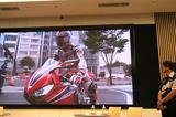 画像: 山口選手(右)のスタンダードな登場のあと、会場の大型ビジョンにCBR1000RRに乗る高橋選手の姿が…。