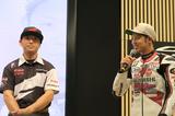 画像: イベント的な演出に少々照れ気味?で登場した高橋選手(右)。ちなみに、高橋選手は市販モデルの新型CBR1000RRに乗るのは、この日が初めてだったとか。