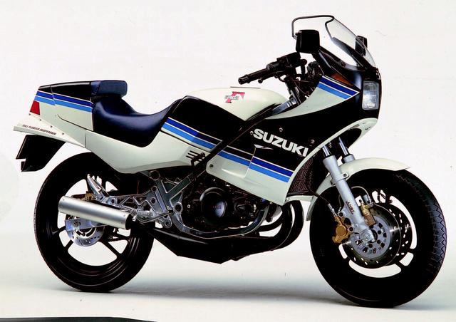画像: SUZUKI RG250Γ 1983年3月発売 80年代のバイクブームを盛り上げたスズキの会心作。AL-BOXと呼ばれる市販車初のアルミフレームを採用。フロント16インチにANDF、リアのフルフローターサスの味付けもハードなもの。3000rpm以下が表示されていないタコメーターもこのマシンの性格を表していた。●水冷2スト・パワーリードバルブ並列2気筒●247cc●45PS/8500rpm●3.8kg-m/8000rpm●131kg●100/90-16・100/90-18●46万円