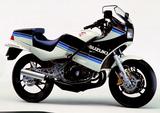 画像: SUZUKI RG250Γ 1983年3月発売 80年代のバイクブームを盛り上げたスズキの会心作。AL-BOXと呼ばれる市販車初のアルミフレームを採用。フロント16インチにANDF、リアのフルフローターサスの味付けもハードなもの。3000rpm以下が表示されていないタコメーターもこのマシンの性格を表していた。●水冷2スト・パワーリードバルブ並列2気筒●247cc●45PS/8500rpm●3.8kg-m/8000rpm●131kg●100/90-16・100/90-18●46万円
