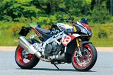 画像: 高めにセットされたハンドルバーでネイキッドとしているが、フォルムはまさにスーパースポーツ。RSV4にも通じる、独特なデザインのヘッドライトも個性を際立たせる。