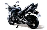 画像: ■SUZUKI B-KING 2008年 2001年の東京モーターショーに登場、注目を集めたコンセプトモデル・BKINGを具現化したモデル。当時、世界最速のメガスポーツ、ハヤブサをベースとしたエンジンにスーパーチャージャーを組み合せ、そのマッチョなスタイルとともに世界中で大反響となった。しかしそのデビューは遅く、2007年型ハヤブサの直4を搭載して2008年に登場。注目のスーパーチャージャーは採用されていなかったが、出力特性を2段階に切り替えられるS-DMSが採用されていた。 ●水冷4ストDOHC4バルブ並列4気筒●1340cc●183.5PS/9500rpm●14.8kg-m/7200rpm●235kg/239kg(ABS)●120/70ZR17・200/50ZR17●輸出車