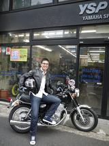 画像: 一度は所有してみたかったSRを、本誌連載を切っ掛けに新車で購入! 普段の下駄履きから、バイク用品店で 購入したライディングシューズに履き替え、エンジンの指導からレクチャーを受ける。きめ細やかなサービスに 優太感激!
