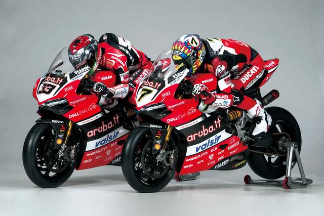 画像: スーパーバイク世界選手権のトップライダーであるC・デイビス選手(X-lite 着用)と、M・メランドリ選手(Nolan 着用)。ブランドは異なるヘルメットだが、2人が着用しているヘルメットは同じものなのだ。