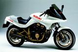 画像: ■ SUZUKI GSX750Sカタナ III 国内販売仕様としてデビユーしたGSX750S カタナの、III型モデル。GSX750Eをベースに、スズキ社内デザインとなり、角形フレームや国産初となるリトラクタブルヘッドライトスタイルで登場。絶版となった現在、その個性的なデザインで人気急上昇中のモデルでもある。 ●空冷4ストDOHC4バルブ並列4気筒●747cc●77PS/9000rpm●6.4kg-m/7500rpm●212kg●100/90-16・120/90-17●69万9000円