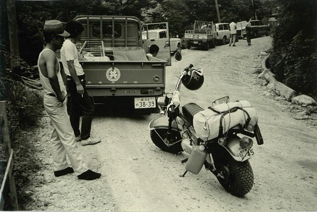 画像: 工事中の未舗装林道で、片側通行の順番待ち。トラックのお兄さんたちが「なんじゃ、こりゃ?」という目で見てる。まぁ、そうだろうなぁ…。