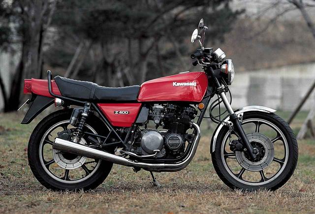 画像: KAWASAKI Z400FX < 主要諸元> ●エンジン型式:空冷4 ストDOHC2 バルブ並列4 気筒●総排気量:399cc●最高出力:43PS/9500rpm ●最大トルク:3.5kg-m/7500rpm ●乾燥重量:189kg ●燃料タンク容量:15L ●前・後ブレーキ:ダブルディスク・ディスク●前・後タイヤサイズ:3.25-19・3.75-18 ●発売年月:1979 年4 月●発売当時の価格:38 万5000 円※写真はハンドルやメーターカバーなどが変更されたカスタム車 PHOTO:バイカーズステーション