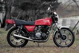 画像: KAWASAKI Z400FX < 主要諸元> ●エンジン型式:空冷4 ストDOHC2 バルブ並列4 気筒●総排気量:399cc●最高出力:43PS/9500rpm ●最大トルク:3.5kg-m/7500rpm ●乾燥重量:189kg ●燃料タンク容量:15L ●前・後ブレーキ:ダブルディスク・ディスク●前・後タイヤサイズ:3.25-19・3.75-18 ●発売年月:1979 年4 月●発売当時の価格:38 万5000 円※写真はハンドルやメーターカバーなどが変更されたカスタム車 PHOTO:バイカーズステーション