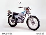 画像: < 主要諸元> ●エンジン型式:空冷4 ストOHC2 バルブ単気筒●総排気量:124cc ●最高出力:8PS/8000rpm ●最大トルク:0.83kg-m/4000rpm ●乾燥重量:98kg ●燃料タンク容量:4.5L ●前・後ブレーキ:ドラム・ドラム ●前・後タイヤサイズ:2.75-21・4.00-18 ●発売年月:1975年7月 ※諸元は1975 年モデル