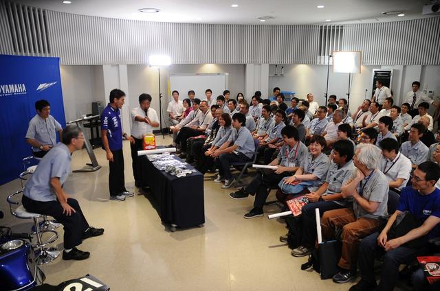 画像: コミュニケーションプラザのホールに詰めかけたヤマハ社員のみなさん プレゼント抽選会まで!w