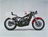 画像: YAMAHA TZ250 < 主要諸元> ●エンジン形式: 水冷2 サイクル・ピストンバルブ並列2 気筒 ●総排気量:247cc ●最高出力:46PS/10000rpm ●最大 トルク:3.29kg-m/10000rpm ●乾燥重量:106.5kg ●燃料タンク容量:NA ●前・後ブレーキ: ディスク・ディスク● 前・後タイヤサイズ:3.00-18・3.50-18 ● 1979 年型●発売当時の価格:72 万円