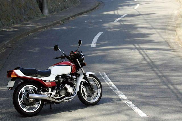 画像: 東条が乗り継いだ新世代400スポーツ