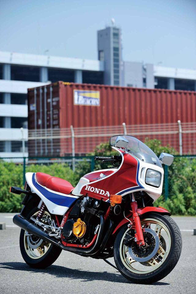 画像: HONDA CB1100R ●エンジン型式:空冷4 ストDOHC4 バルブ並列4 気筒●総排気量:1062cc ●最高出力:120PS/9000rpm ●最大トルク:10.0kg-m/7500rpm ●重量:235kg ●燃料タンク容量:26L ●前・後ブレーキ:ダブルディスク・ディスク●前・後タイヤサイズ:100/90-18・130/80-19 ●発売年:1981 年※諸元は1983 年モデル