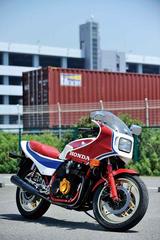 画像: HONDA CB1100R ●エンジン型式:空冷4 ストDOHC4 バルブ並列4 気筒●総排気量:1062cc ●最高出力:120PS/9000rpm ●最大トルク:10.0kg-m/7500rpm ●重量:235kg ●燃料タンク容量:26L ●前・後ブレーキ:ダブルディスク・ディスク●前・後タイヤサイズ:100/90-18・130/80-19 ●発売年:1981 年※諸元は1983 年モデル