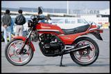 画像: KAWASAKI Z400GP < 主要諸元> ●エンジン形式: 空冷4ストDOHC2 バルブ並列4気筒●総排気量:399cc ●最高出力:48PS/10500rpm ●最大 トルク:3.5kgm/8500rpm ● 乾燥重量:179kg ● 燃料タンク容量:18L ● 前・後ブレーキ: ダブルディスク・ディスク● 前・後タイヤサイズ:90/90-19・110/90-18 ●発売年月: 1982 年3 月●発売当時の価格:47万8000円