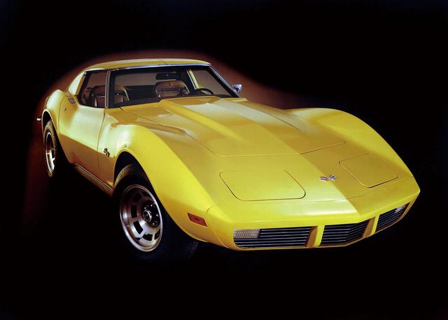 画像: CHEVROLET CORVETTE STINGRAY < 主要諸元> ●エンジン形式: 水冷4ストOHV2 バルブV型8気筒 ●総排気量:5733cc ●最高出力:192PS/4400rpm ●最大 トルク:41.5kg-m/2800rpm ●重量:1545kg ●燃料タンク容量:NA ●前・後ブレーキ: ベンチレーテッドディスク・ディスク● 前・後タイヤサイズ:F70-15 ※諸元はアメリカ仕様