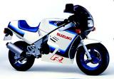 画像: ■SUZUKI GAG 1986年2月 レプリカブーム全盛の中、ビジネスバイク、バーディー用の空冷4ストOHCエンジンをレプリカ風フルカウルボディに搭載した、まさに冗談のようなミニレプリカモデル。そのスタイルと扱いやすさからミニバイクレースブームのきっかけを生み出したエポックメイキングモデル。 ●空冷4ストOHC2バルブ単気筒●49cc●5.2PS/7000rpm●0.57kg-m/6000rpm●64kg●3.50-10・3.50-10●18万3000円