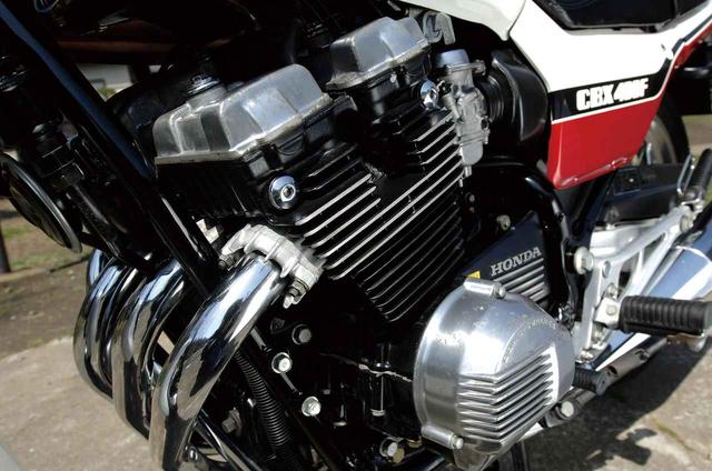 画像: DOHC4 バルブヘッドを採用、ボア×ストロークは55×42mmというショートストローク設計。48PS という最高出力は、最大のライバルだったZ400FX の43PS を大きく上回っていた。