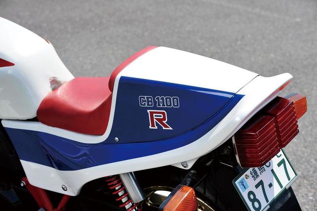 画像: 厳密にはシングルシートだったのは1981 年モデルのみ。1982 年以降はダブルシートで、シングルシート風のカバーが装着できた。
