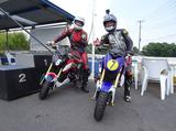 画像: 人生初のツナギ着用!持った感じは…「重い」 これ着てバイクの操作できるのかな。ってちょっと不安に(^^;) でも着てみると、この1枚でしか自分を守ってないことに怖さも感じました。 走ってる時はそんなこと気にしてなかったけどね~。