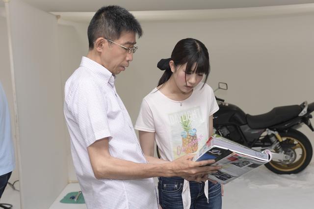 画像: 悩み過ぎて、デイトナの矢嶋さんも巻き込んで商品選び。