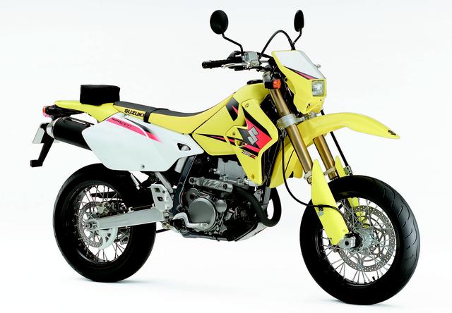 画像: ■SUZUKI DR-Z400SM 2004年12月発売 同社のエンデューロモデル、DR-Z400Sをベースにリードタイヤを装着し17インチ化。加えてモトクロッサー・RM用をリセッティングした倒立フォーク、専用スイングアームなどを惜しみなく投入したハイパーモタード。他社が250ccをベースとしていた中で、圧倒的な速さを見せつけたモデル。 ●水冷4ストDOHC4バルブ単気筒●398cc●40PS/7500rpm●4.0kg-m/6500rpm●133kg●870mm●120/70R17・140/70R17●73万2900円