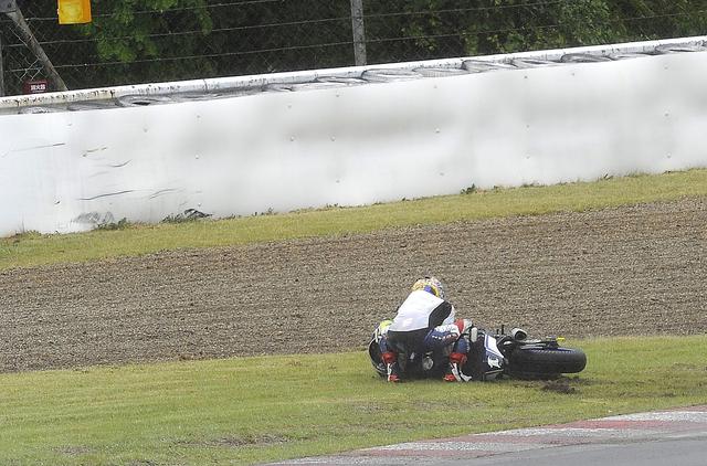 画像: 雨の菅生、予選の4コーナーで転倒する中須賀。中須賀には珍しいスリップダウンでした