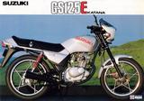 画像: GS125E KATANA 1982年8月 GSX1100Sカタナのデビューにより人気となったカタナデザインを採用した空冷GSシリーズ最少モデル。当時解禁となったばかりのスタイリッシュなビキニカウルを装備。2球形燃焼室を持つスズキS.T.D.C.C.方式の経済性に優れる4ストシングルを搭載。また星形スポークキャストホイールとアンチノーズダイブシステムを採用したスポーツ性もアピールポイントだった。 ●空冷4ストOHC2バルブ単気筒●124cc●14PS/10000rpm●1.0kg-m/8500rpm●101kg●2.75-18・3.00-18●24万3000円