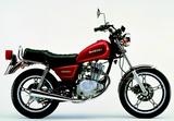 画像: ■SUZUKI GN125E 1982年8月 シングルエンジンの軽快な乗り味と経済性を活かした4ストGNシリーズ最小モデル。4ストGNシリーズには400ccと250ccモデルも存在する。この125は250と同じく新デザインのキャストホイールを採用し、その大柄な車格とアメリカンスタイルでロングセラーモデルとなった。同じGNシリーズには2スト80ccと50ccも存在していた。●空冷4ストOHC2バルブ単気筒●124cc●14PS/10000rpm●1.0kg-m/8500rpm●101kg●2.75-18・3.50-16●24万3000円