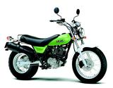 画像: ■ SUZUKI バンバン200 2001年発売 70年代に人気モデルだったレジャーバイク・バンバンシリーズ。そのデザインテイストを現代に復活させたトラッカーモデル。ライバルはストリートトラッカーブームを巻き起こしたヤマハTW。ワイドでファットなリアタイヤなどが特徴。 ●空冷4ストOHC2バルブ単気筒●199cc●16PS/8000rpm●1.5kgm/7000rpm●118kg●130/80-18・180/80-14