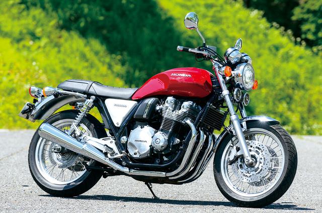 画像: HONDA CB1100 EX TypeⅠ ■価格:133万8120円 「ノスタルジックなスタイリングを今風にまとめているのがEXの魅力だと思います。普通のオートバイ、というデザインですが、とてもハンドリングがニュートラルで、誰にでも乗りやすい大型車に仕上がっているのが好印象です。OEMタイヤが神経質なキャラクターではないのも、EXの扱いやすさの一因になっています。タイヤサイズも、ちょうど良い選定だと感じました」」(伊藤)