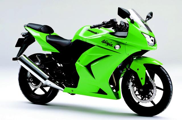 画像: KAWASAKI Ninja250R 2008年4月 ZZR250ベースの水冷4バルブDOHCツインは、180度クランクや直打式バルブ駆動を採用。微粒化インジェクター採用のデュアルスロットルバルブ式のFIは、ライダーの操作に対し、忠実なレスポンスを実現している。 ●水冷4ストDOHC4バルブ並列2気筒● 2 4 8 c c ● 3 1 P S / 1 1 0 0 0 r p m ●2.1kgm/8500rpm●151kg●775mm●110/70-17・130/70-17●49万8000円