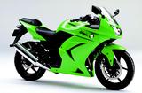 画像: KAWASAKI Ninja250R 2008年4月 ZZR250ベースの水冷4バルブDOHCツインは、180度クランクや直打式バルブ駆動を採用。微粒化インジェクター採用のデュアルスロットルバルブ式のFIは、ライダーの操作に対し、忠実なレスポンスを実現している。 ●水冷4ストDOHC4バルブ並列2気筒● 2 4 8 c c ● 3 1 P S / 1 1 0 0 0 r p m ●2.1kgm/8500rpm●151kg●775mm●110/70-17・130/70-17●49万8000円