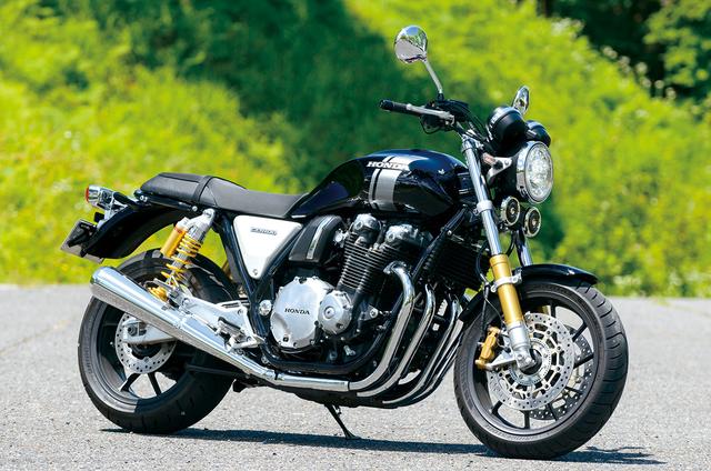 画像: HONDA CB1100 RS ■価格:137万8080円 「新型CB1100で採用されたフランジレスの燃料タンクの仕上げも美しいですが、RSはその上に付いているHONDAの立体エンブレムがカッコいいです。EXもエンブレム自体は同様の仕様ですけど、RSの方が専用ストライプにマッチしていて気に入りました。ソロで最初に乗った時、ちょっとフロントが切れ込む感覚だったので、フロント側はプリロード2回転、リア側はイニシャルアジャスターを最弱にしてみました。調整で好みのハンドリングに変えられるのは、とても良いと思います」」(伊藤)