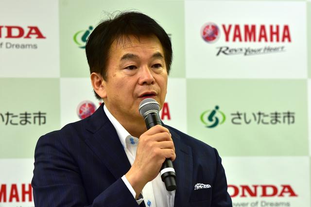 画像: この日の発表式には、さいたま市の清水勇人市長も登場し「ホンダ、ヤマハの両社に協力できて大変に光栄です。市民が電動二輪車にいつでも乗れる環境を3者で構築していきたい」と挨拶。