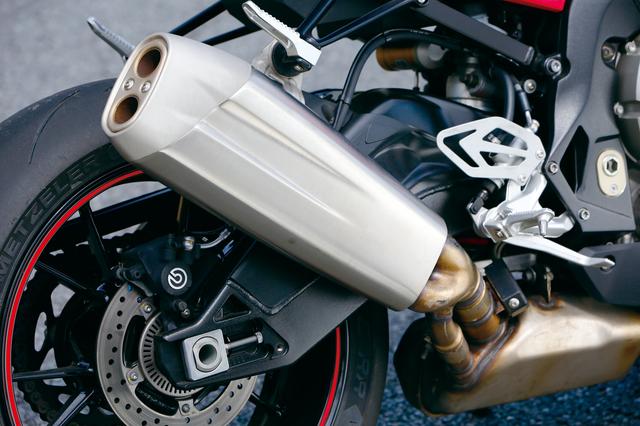 画像: サイレンサー形状は2015年モデルからそのままだが、チャンバーからサイレンサーへ繋がるパイプの径とレイアウトは変更されている。