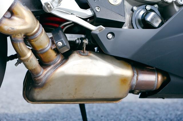 画像: 車体真下に配置されているキャタライザーを内蔵したチャンバーの容量が、2016年モデルから増大されているのは、ユーロ4規制に対応するためだ。