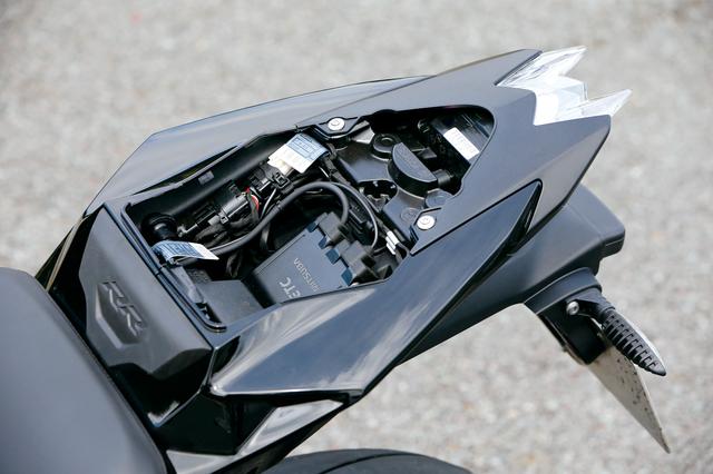 画像: コンパクトなタンデムシートを外すと、その下からは小さな収納スペースが。車載工具、ETCなどの搭載に活用できる。