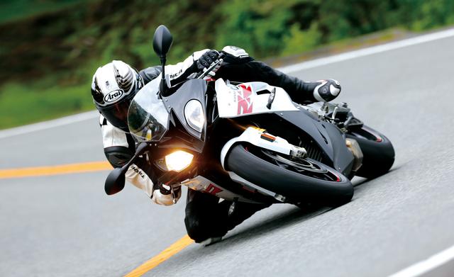 画像: BMW S1000RR 最高出力:199PS/13500rpm 最大トルク:11.5㎏-m/10500rpm 価格:219万5000円〜225万5000円