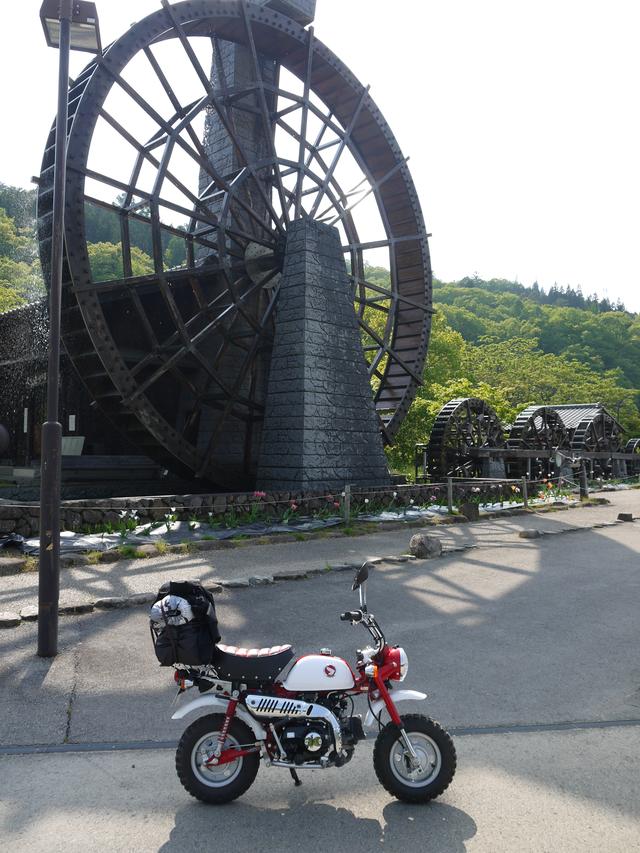 画像: 国道156号沿いの、そば屋・心打亭の巨大水車を前に写真だけ撮る。日が暮れる〜。