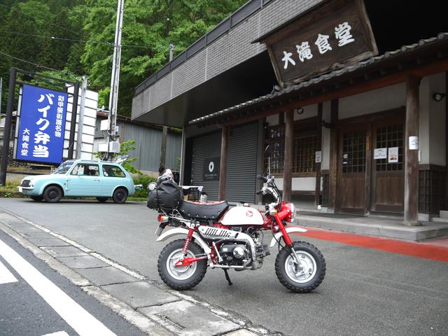画像: 道の駅・秩父は寂しいので、そこから会場へ移動。設営準備直中の白黒Tシャツ代表の渡部さんの邪魔をしてみたり、仕込みに大わらわな大滝食堂店主の横田さんの邪魔をしてみたり……。
