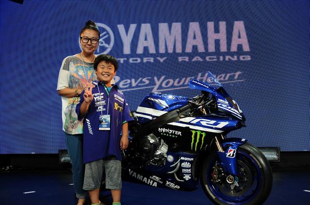 画像: ピットシャツをゲットしてチョーご機嫌の蒼馬くんと里香さん。蒼馬くん、ライダーたちに大人気でした