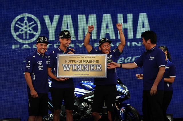 画像: ゲーム大会で優勝したファクトリーチームのライダー あれ、ゲームはアレックスとマイケルがやって、克っちゃんはやってないよね?(笑)ナンダその喜びよう