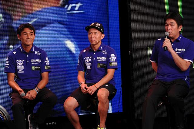 画像: 左から吉川監督、ライダー中須賀、そして辻技術部部長