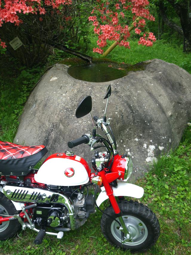 画像: 集会終了後は、長野県は小諸近くの宿である布引観音温泉へ向け、再び国道299号・武州街道を佐久方面に移動。途中、信州が誇る天然記念物・臼石をしたたか観察しつつ、河原を走ってみたりしつつ……。