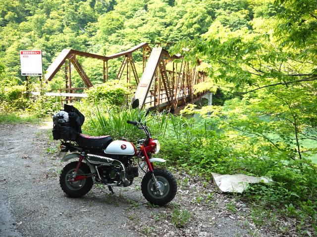 画像: ひたすら駆け上がるラストチャンスの国道306号脇の廃鉄橋、渡れません。