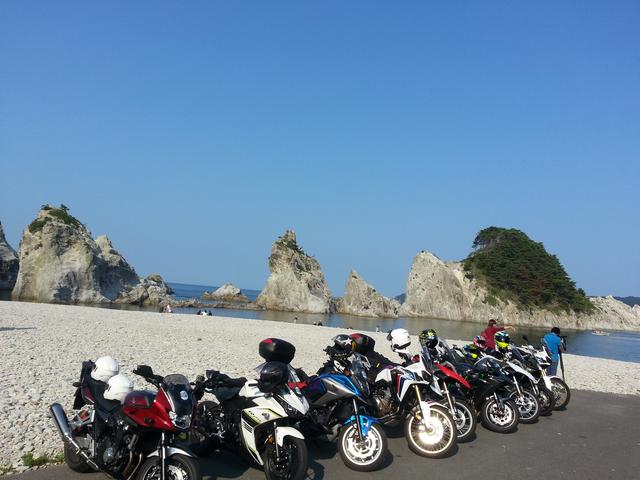 画像: 浄土ヶ浜をバックにバイクと一緒に記念撮影。貴重な1枚!