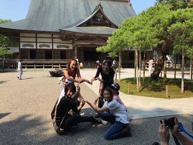 画像: 大きな杉並の道を登りきった先に本堂があります。 みんなでハート♡