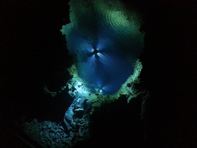 画像: 地底湖は8つあり、そのうちの3つが公開されています。どれも透き通っていて下まで綺麗に見えてビックリしました。 神秘的な洞窟の中をぜひ皆さんにも見てほしいです。